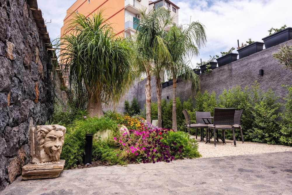 Leone Apartment With Garden by Wonderful Italy