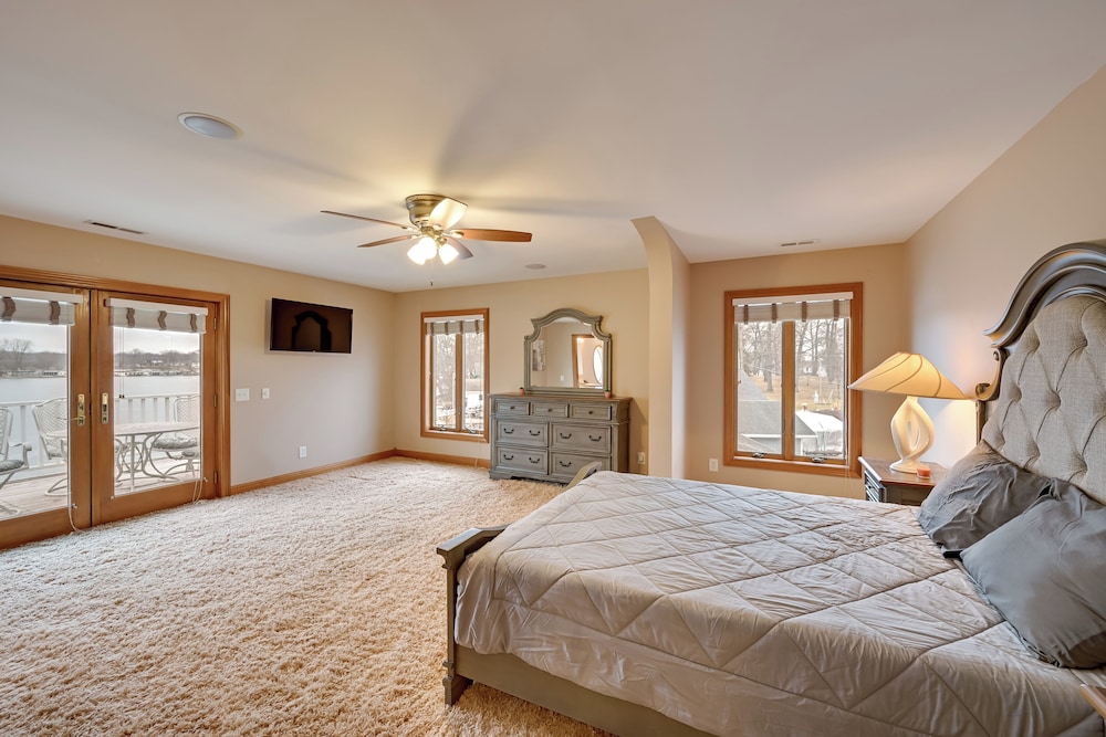 Hot Tub & Dock: Waterfront Lake Hamilton Home