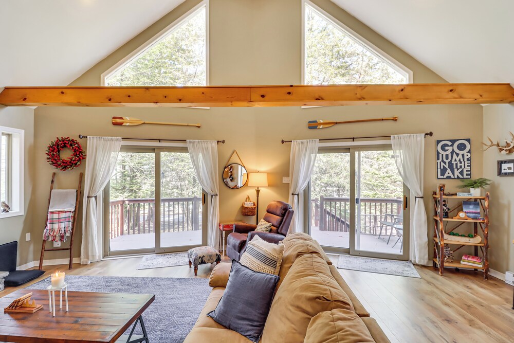 Walk to Lake Harmony: Family Retreat w/ Decks!