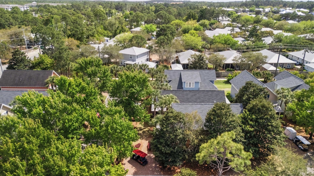 Golf Cart + Pool Access Near Baytowne & Beach Coral Starfish by Avantstay