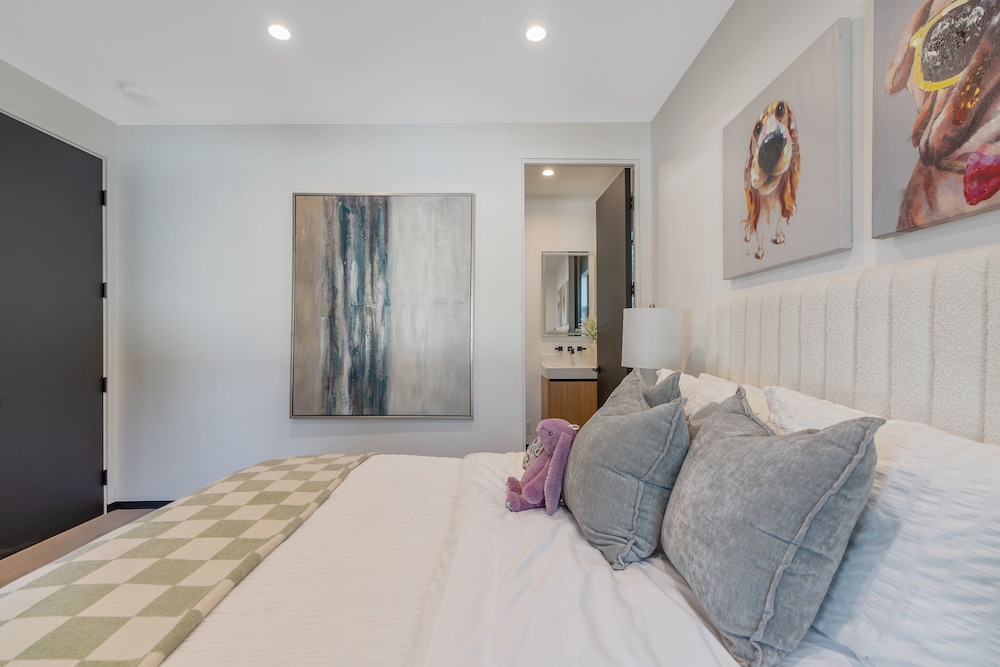 Noble Modern - Urban Sanctuary in Sherman Oaks With Poolside and Patio