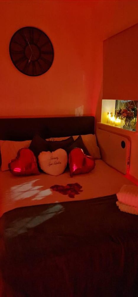 1-bed Apartment With Private hot Tub, Sauna & gym view 4