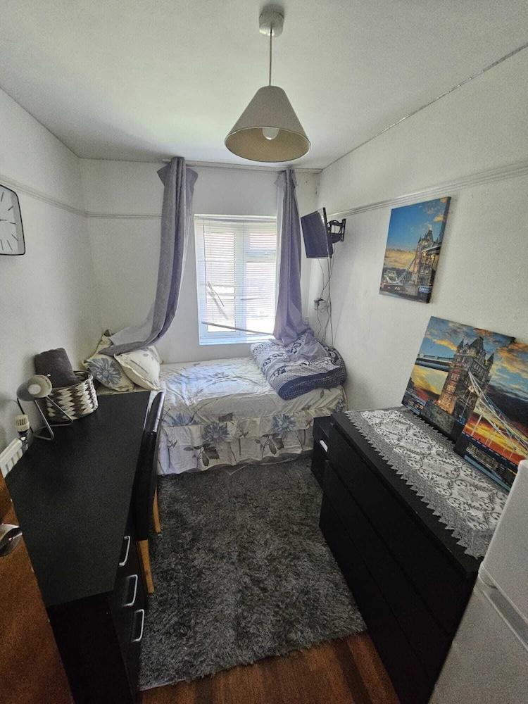 Room-charming London Guest Room With Gar