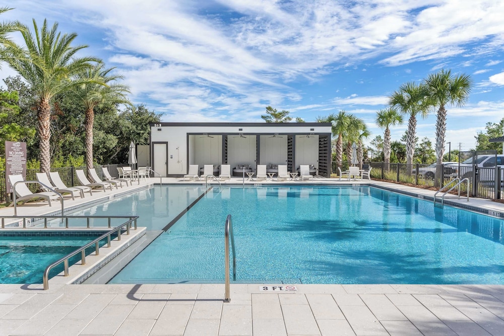 Crest One by Avantstay Rooftop Views, Pool Access, Golf Cart Included