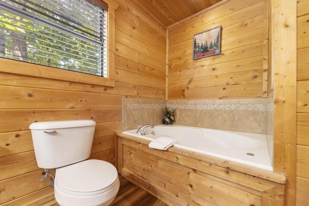 Valley View-tiful - 5 Bedrooms, 5 Baths, Sleeps 18 Home by RedAwning