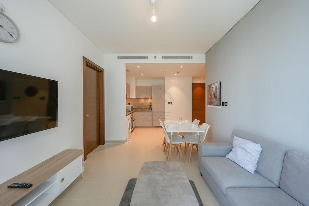 Yogi - Unwind in this 1BR at Sobha Creek Vistas Reserve