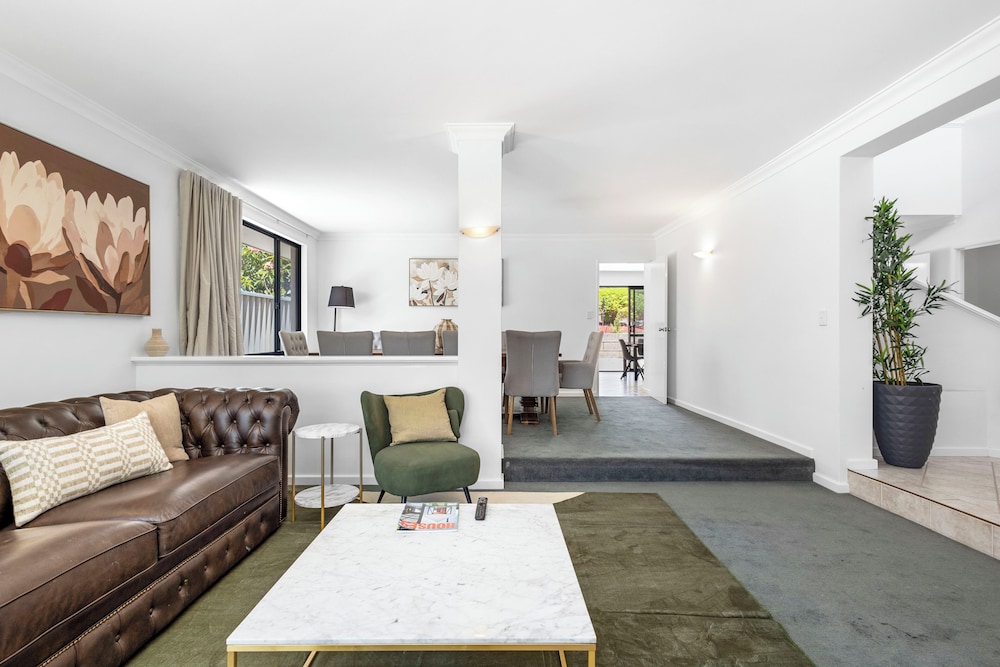 The Monaco Mansion Dianella - Sepal Stay