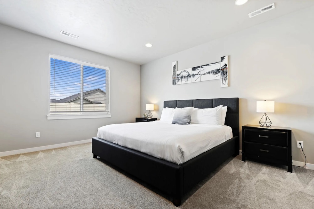 Relaxing Stay Pet Friendly King Near the Lake
