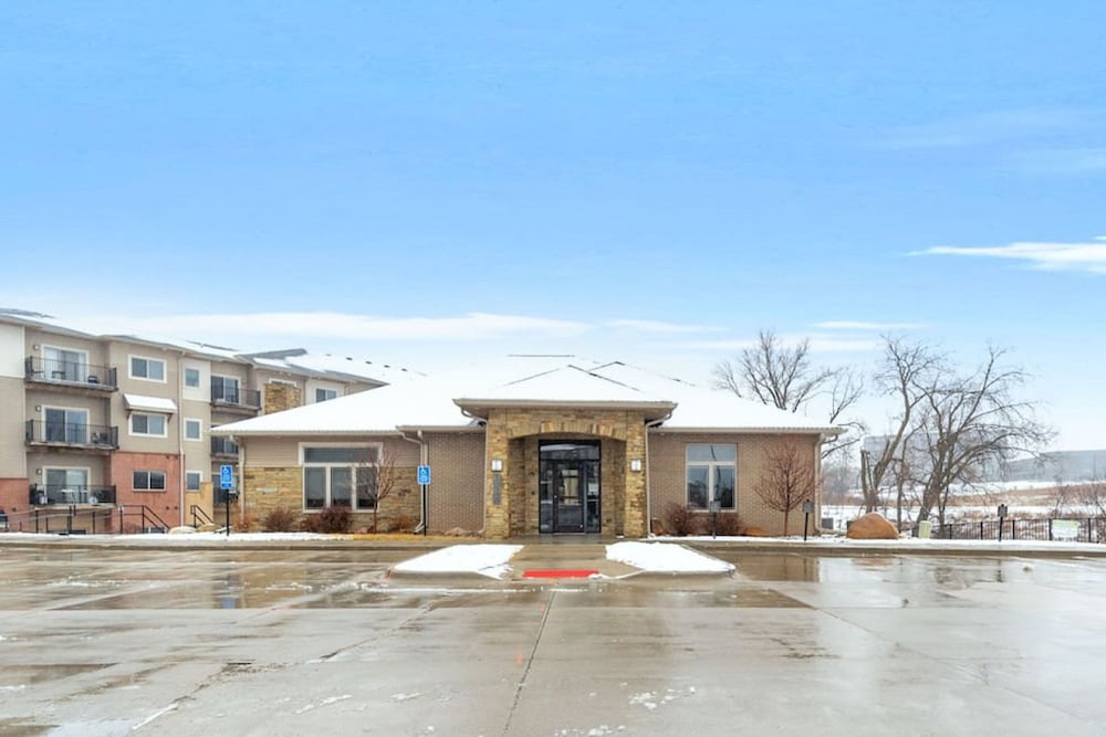 West Des Moines- Garage Gym Pool Jordan Creek