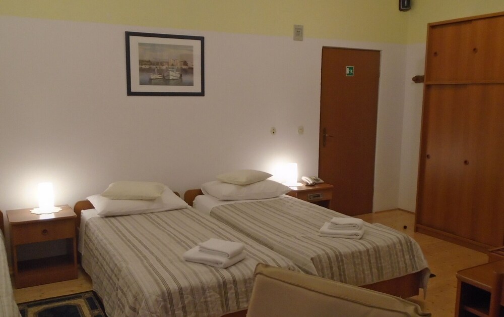 ROOMS MATEA PULA
