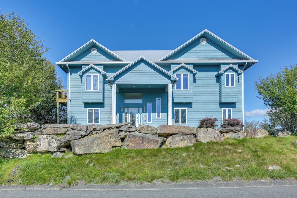 Beech Mtn Views, Next to Ski Resort: Home w/ Decks