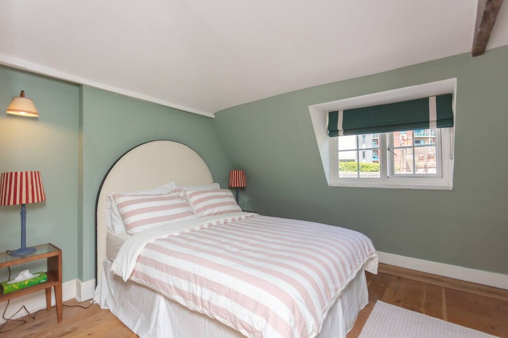 Stunning 2 Bedroom Apartment in the Heart of Chelsea