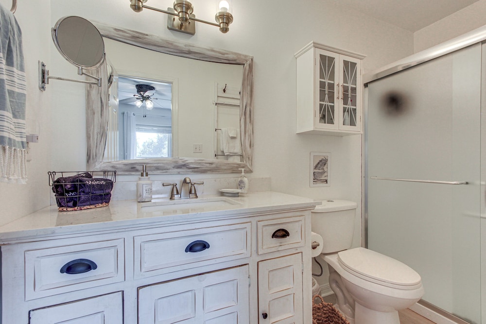 Inviting Home w/ Golf Course View in Diamondhead!