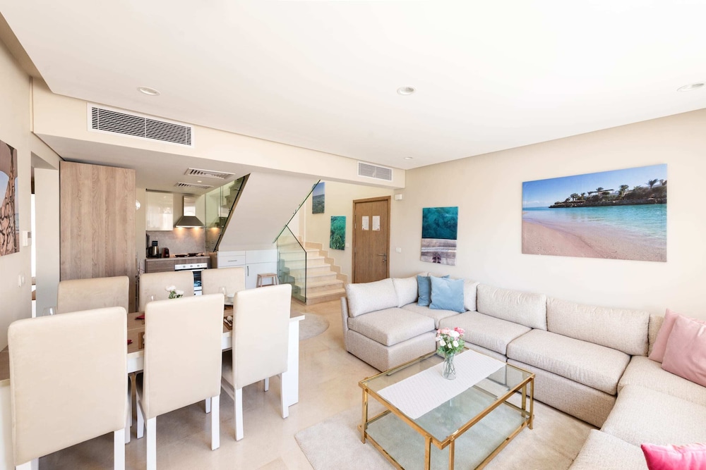 Xuru Stays I Exotic 1bdr w/ Outdoor Terrace Pool & Beach Access