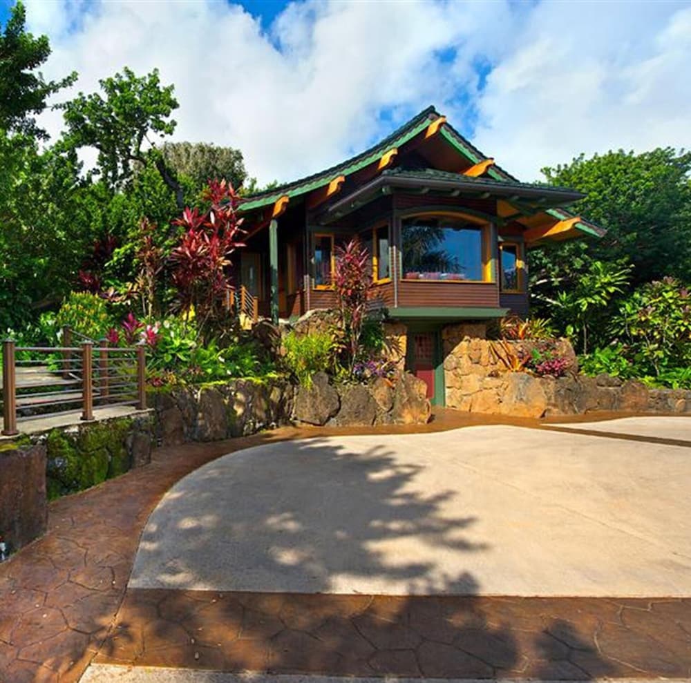 Sea Song in Kilauea With 4 Bedrooms and 6 Bathrooms