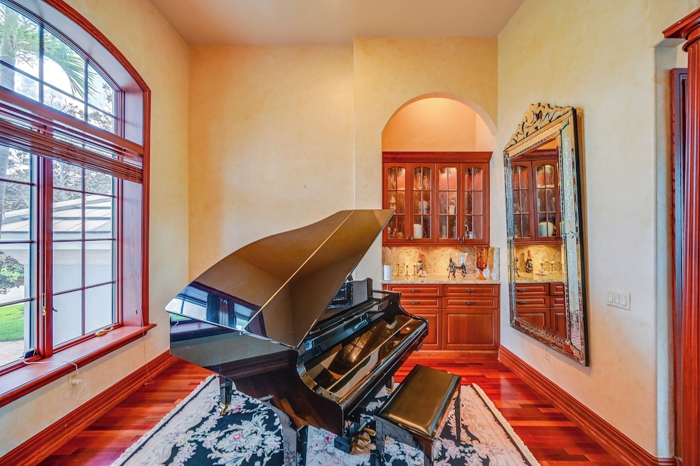 Waterfront Stunner: Effortless Elegance in Naples!