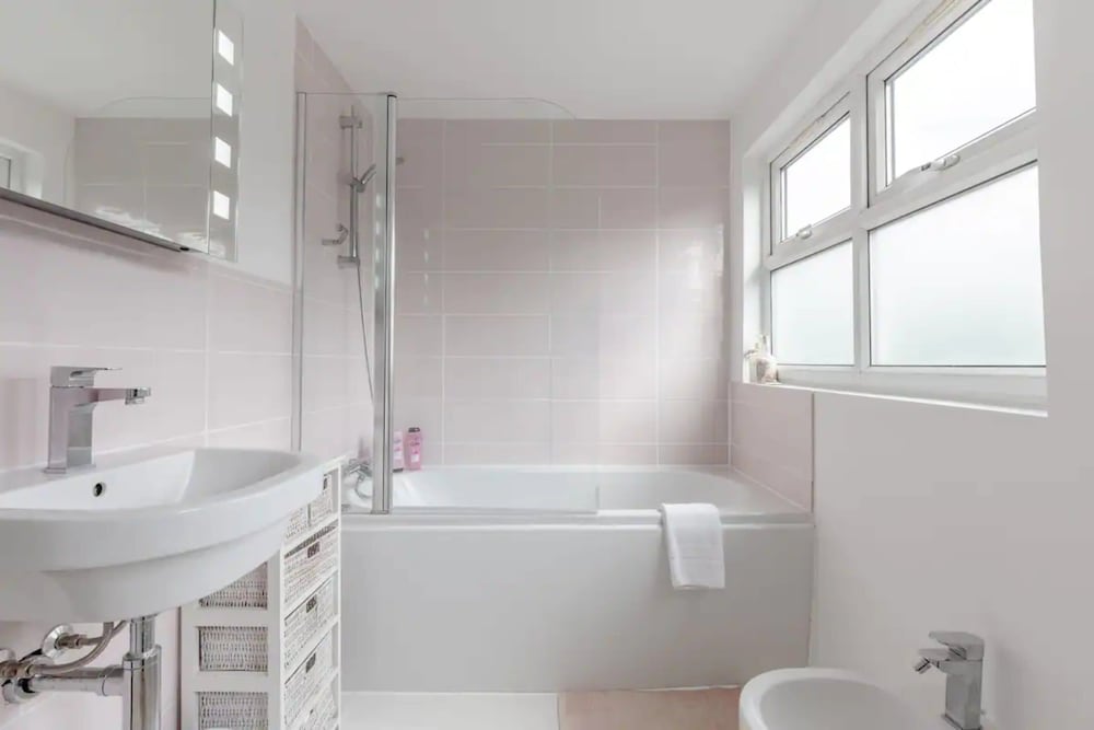Stylish 2 Bedroom Apartment Beside Putney Station