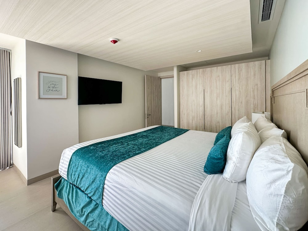 Paradise Found Luxe 2BR Condo in Iconic Location