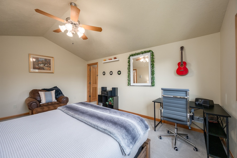 Family-Friendly Dara Oaks Home with Private Hot Tub and BBQ on the Deck by RedAwning
