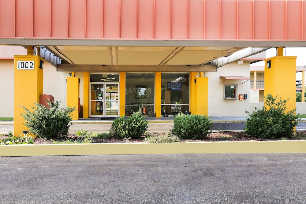 Opelika Vacations - Springwood Hotel - Property Image 9