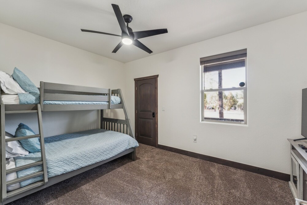 Scenic Golf Retreat With Modern Comforts & Fireplace 4 Bedroom Townhouse