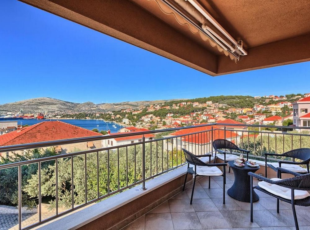 Luxury Apartment Okrug Gornji With Sea View and Pool