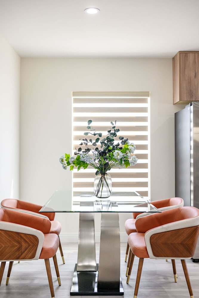 Stylish New Home Bright Modern Fully Stocked