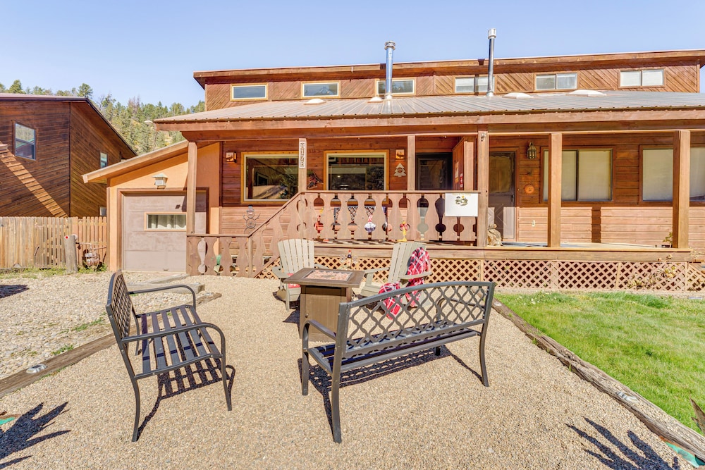 < 1 Mi to Skiing: Family-friendly Red River Haven