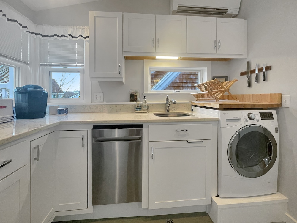 Charming Studio Condo In Perkins Cove Surrounded By Ocean Views - Perkins Cove Inn 1 Bedroom Condo by Redawning view 5