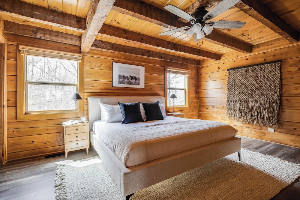 Sleeps 20 3 Cabins w/ Hot Tubs, Game Room, Fire Pit Dudley Trio by Avantstay
