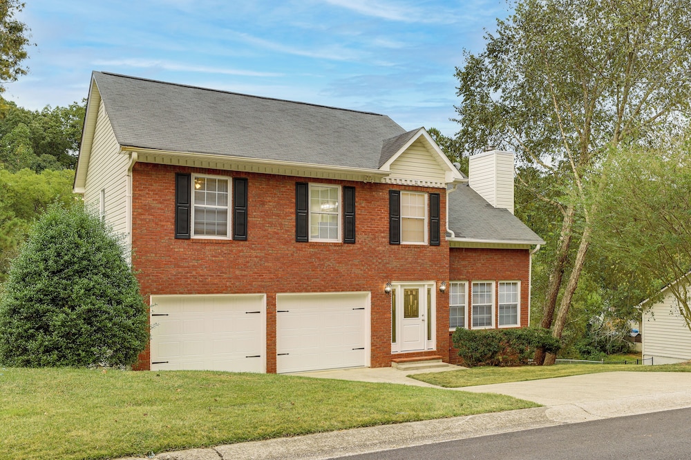 Hike, Golf, Explore: Home 10 Mi to Lake Lanier!