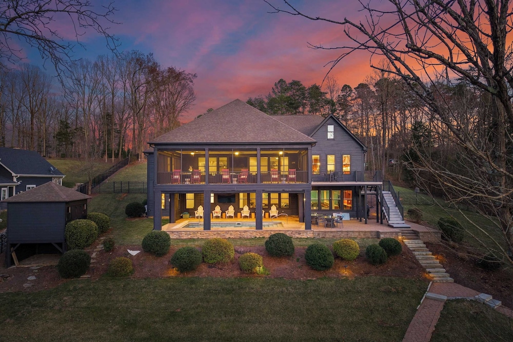 Luxury Lakefront Stay Private Dock, Indoor/outdoor Pool The Retreat