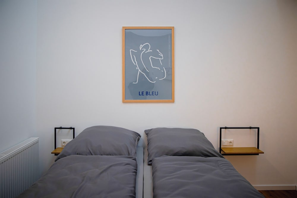Moderne Stadt Zimmer mit eigenem Bad