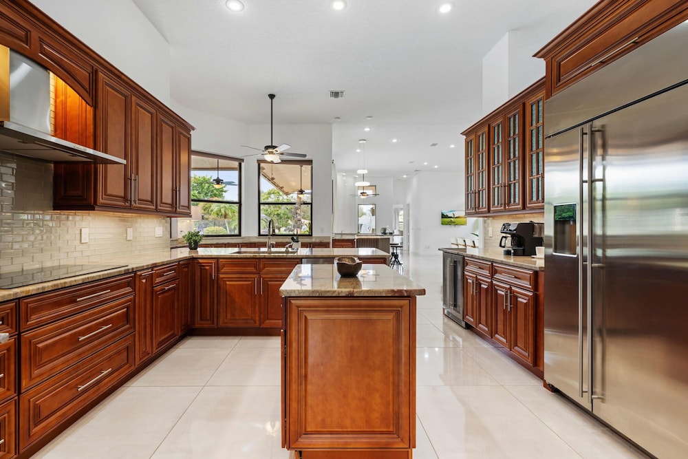 Grand 6BR Plantation Estate w/ Tennis & Pool
