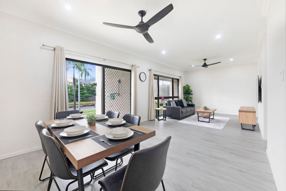 Zen Coastal Hideaway Modern Hospital Beach