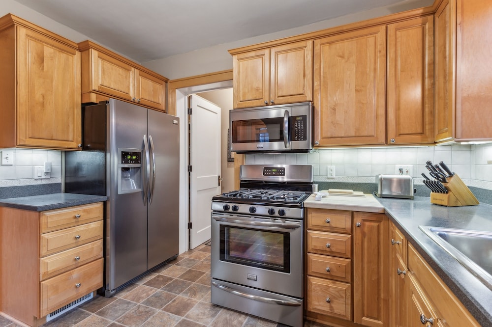 Charming Ann Arbor Retreat Near Dt & Attractions 3 Bedroom Home