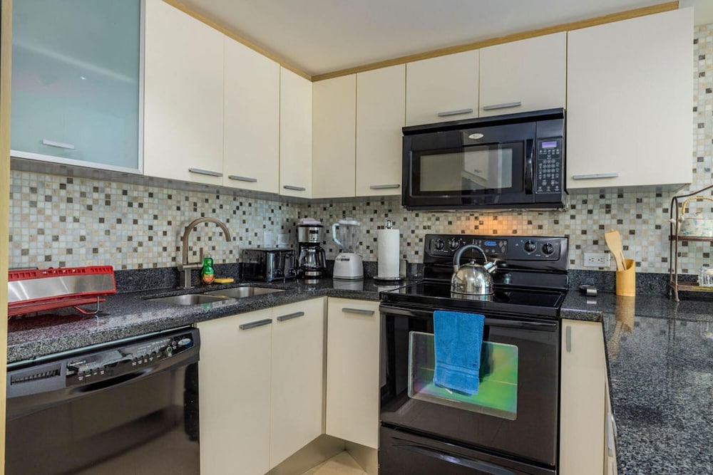 2BR 3BA Condo on Eagle Beach w Amazing Amenities