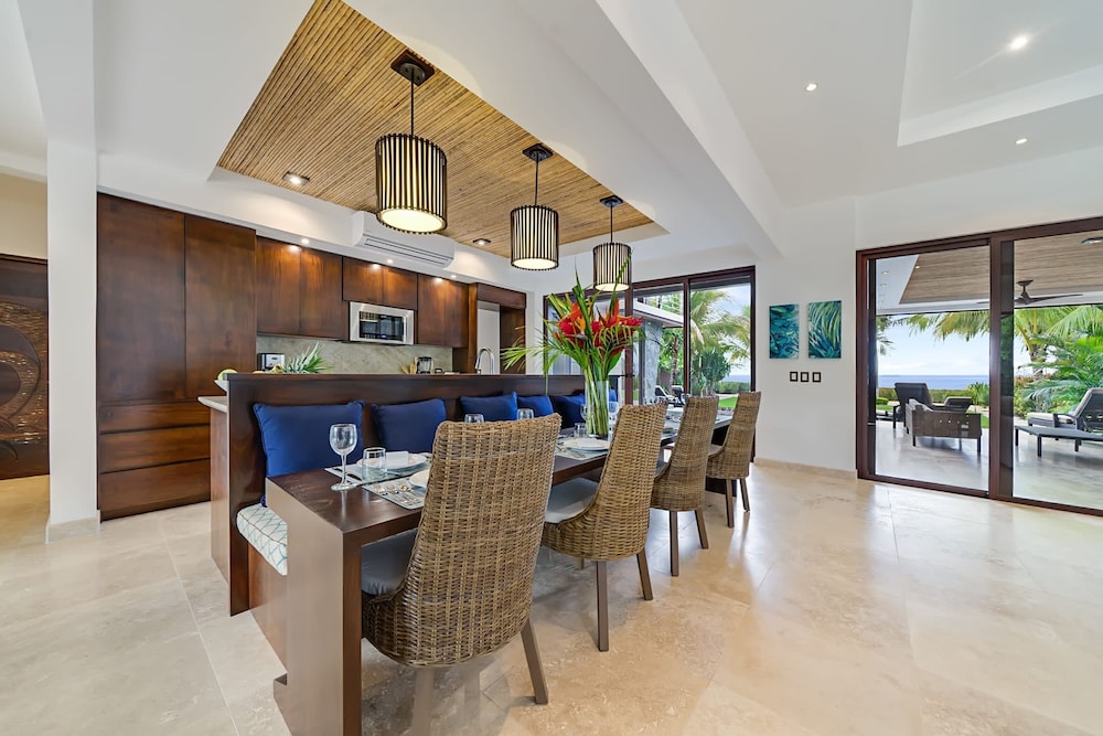 Beachfront Villa - Sunsets and Daily Maid Service