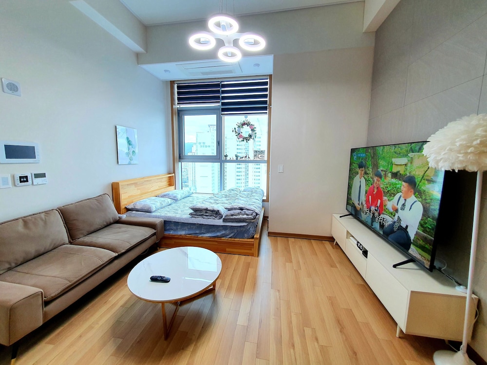 DG HOUSE