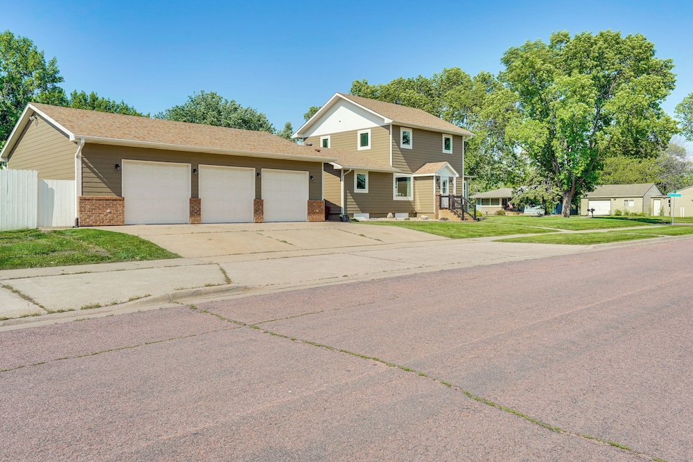 15 Mi to Downtown Sioux Falls: Gem w/ Yard!