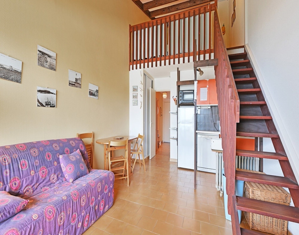 Waterfront Retreat With Balcony