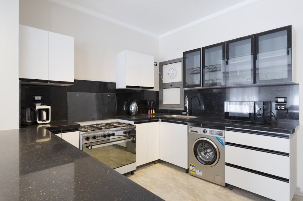 Upper Duplex 3BR in Eastown Sodic