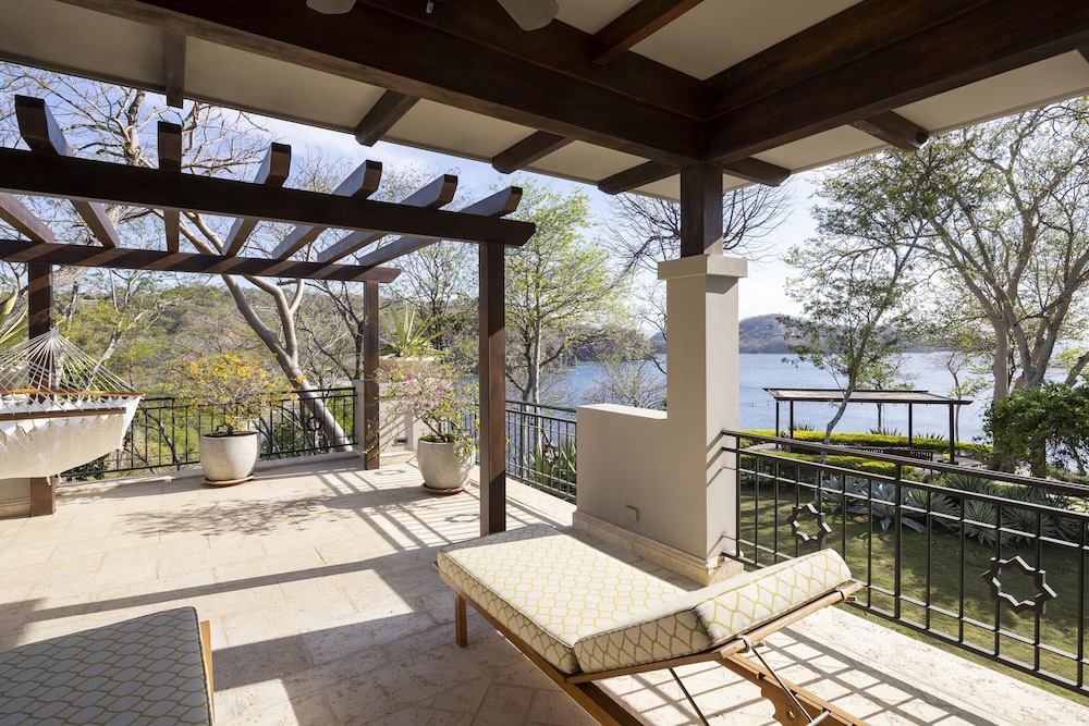 Arcos Del Mar Beachfront