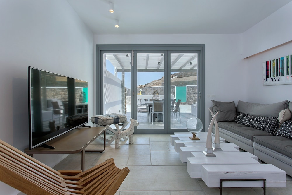 Villa Sapphire 6BR Hot Tub & Pool Ornos