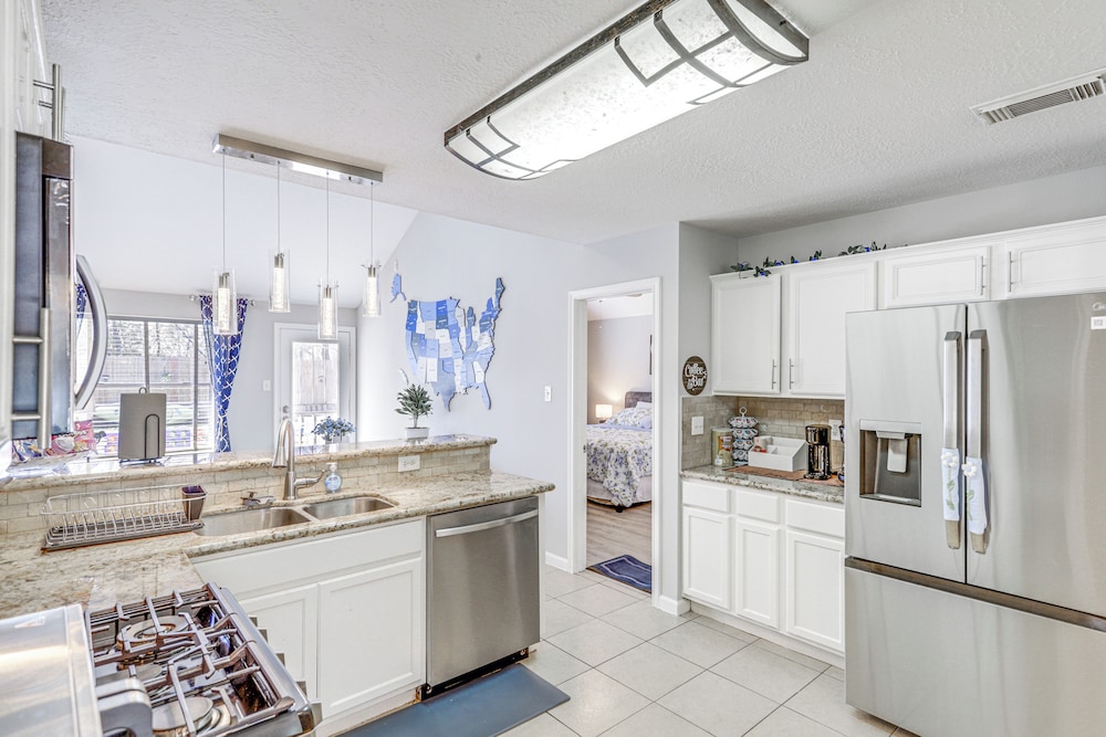 Swim & Unwind: Pet-friendly Home in Spring!