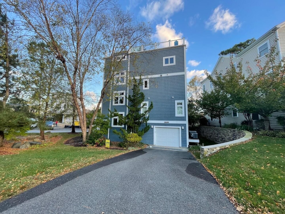 Blacstone Avenue 38285
