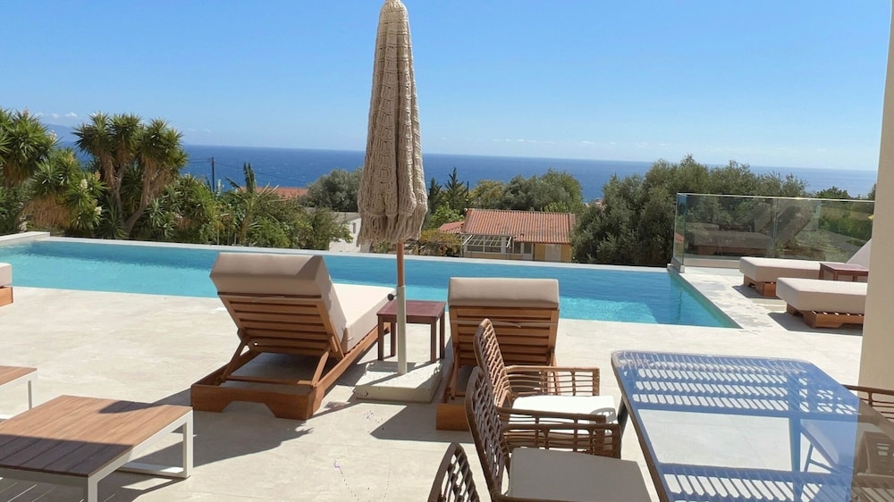 Luxurious Villa Retreat in Lourdata