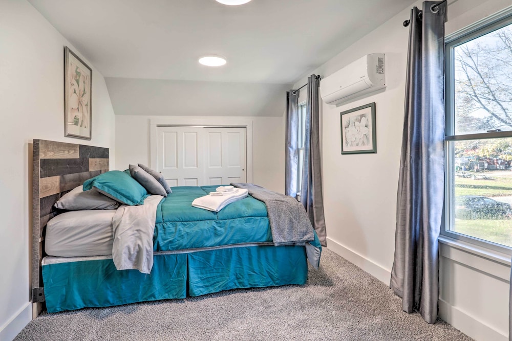 Cozy Historic Wakefield Home Close to Beaches - Property Image 3