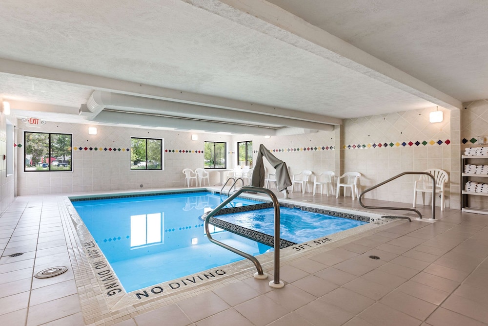 Traverse City Vacations - Quality Inn Traverse City - Property Image 8