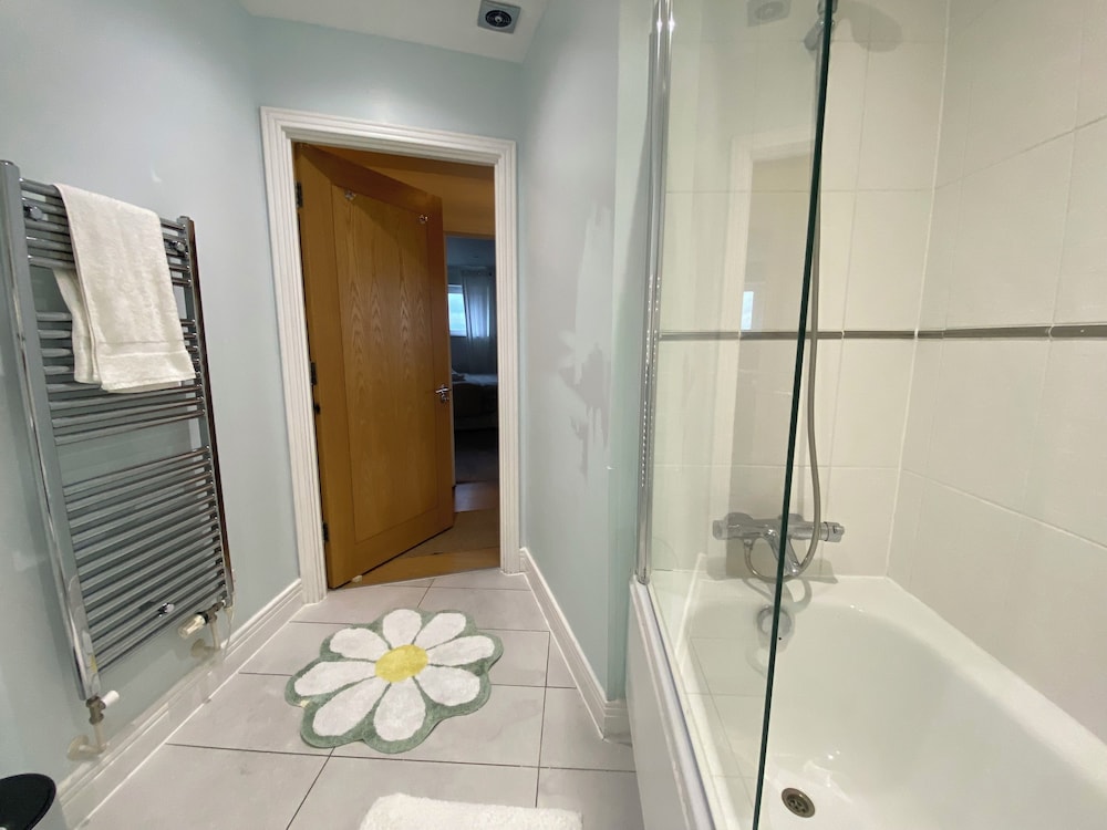 Royal Docks Luxury 3 Bedroom Apartment